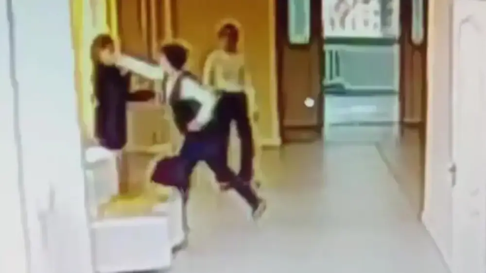 Әкімнің ұлынан таяқ жеген қыздың анасы айыппұл төлейтін болды