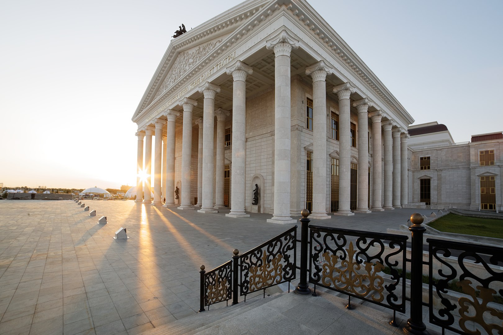 Астанада жаяу жүргіншілер көпірі уақытша жабылады