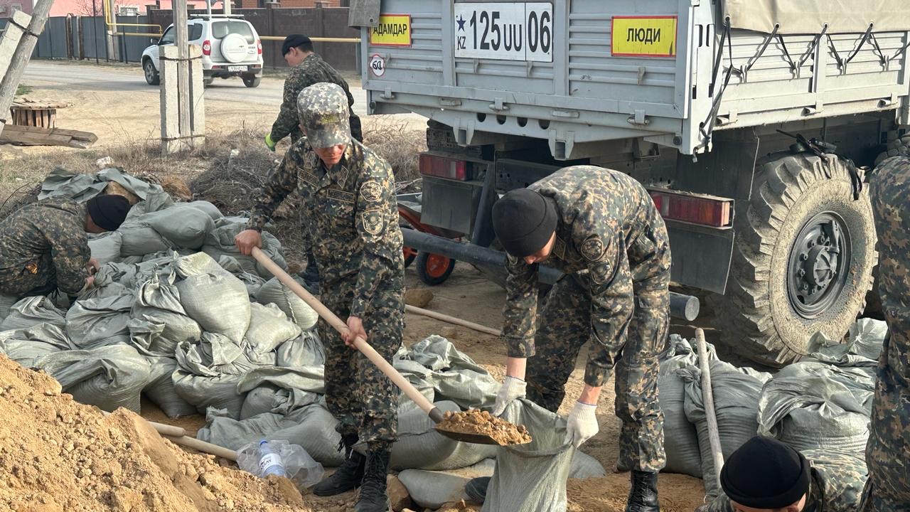 Су басқан аудандарға 900 тоннадан астам топырақ төселді