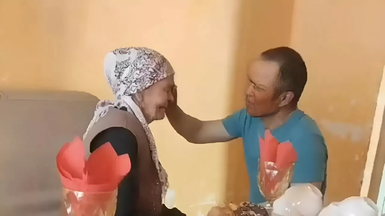 Атырау облысында қарт ана әскерден оралмаған ұлымен 28 жылдан соң қауышты