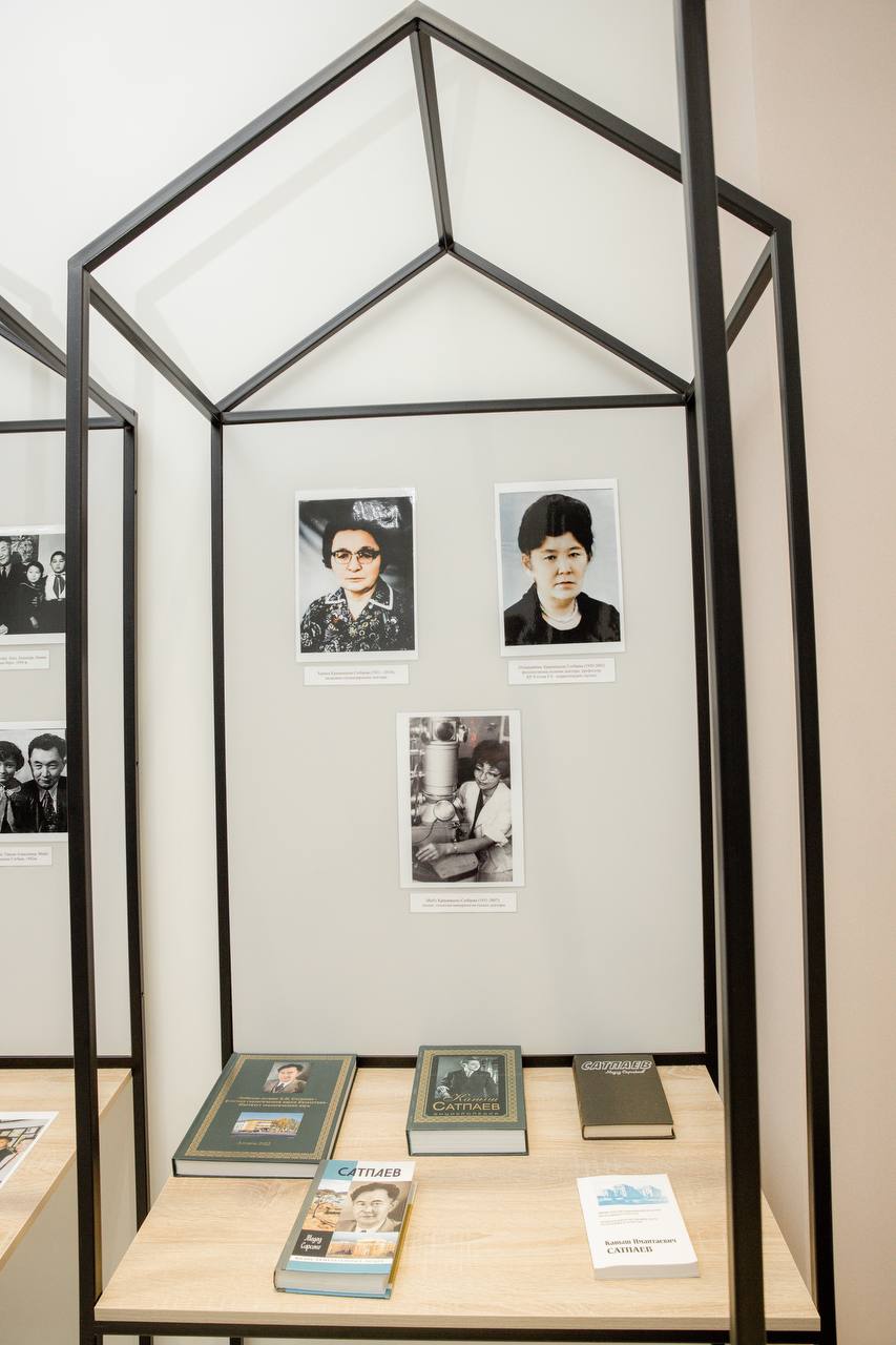 Қырмызы ЖҰМАҒАЛИҚЫЗЫ, 

ЕҰУ студенті