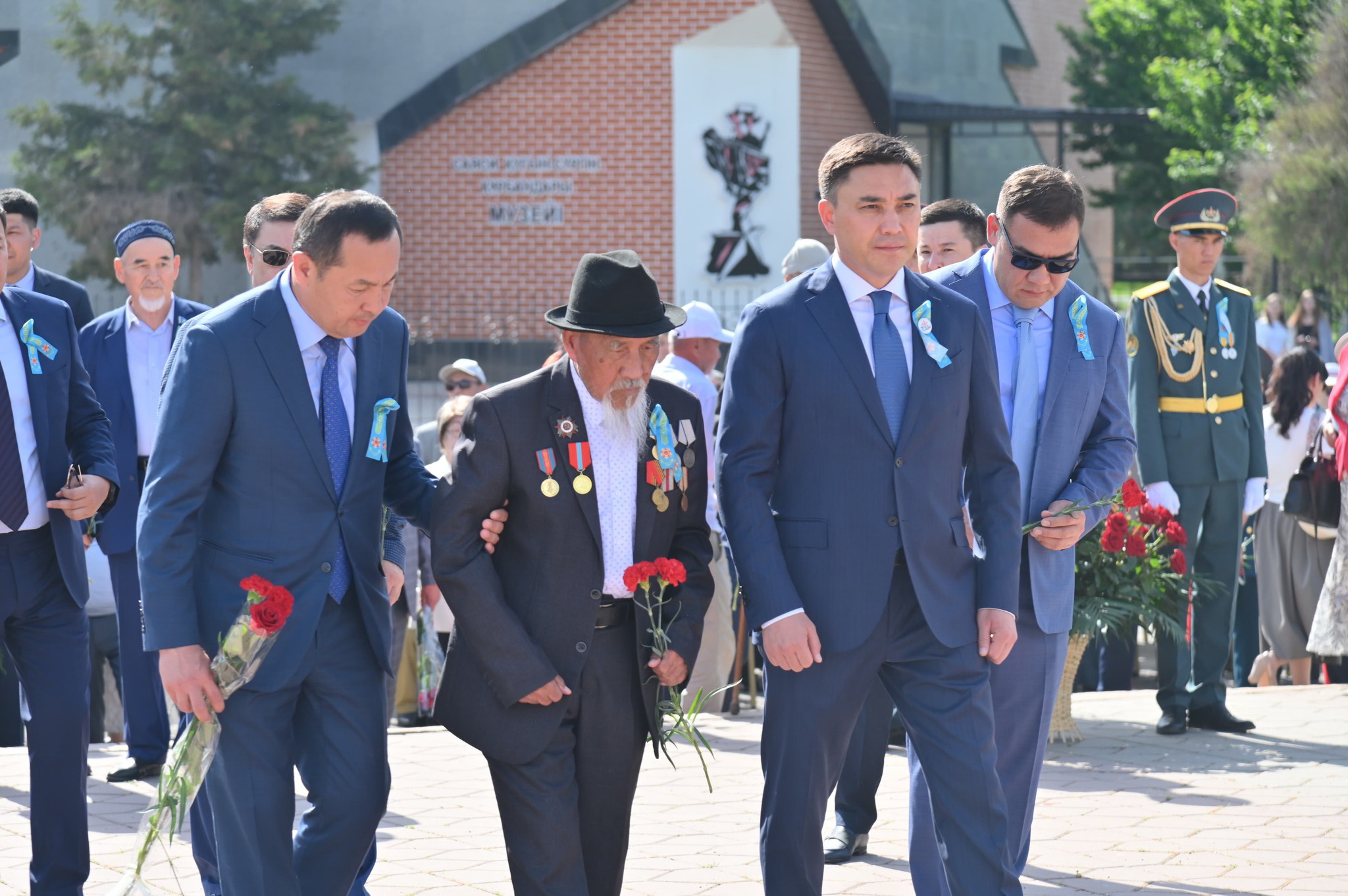 Қос ардагерге пәтер кілтін тапсырды