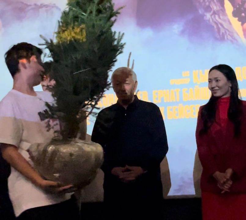 Қазақстанның танымал актерлері Астанаға көшет сыйлады