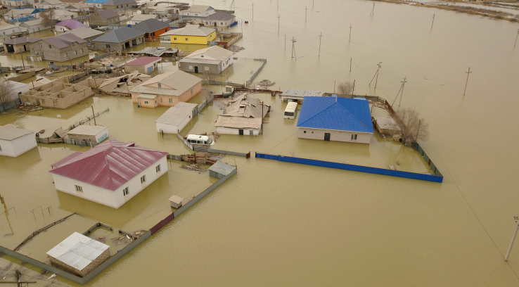 Halyk Bank және «Халық» қоры Құлсарыда су тасқынынан зардап шеккендерге өтемақы төлей бастады