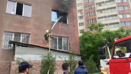 Алматыда отқа оранған тұрғын үйден 15 адам құтқарылды