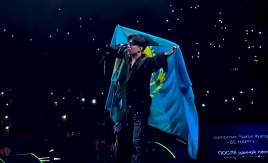 Димаш Құдайбергенге жанкүйерлері концертінде тосынсый жасады