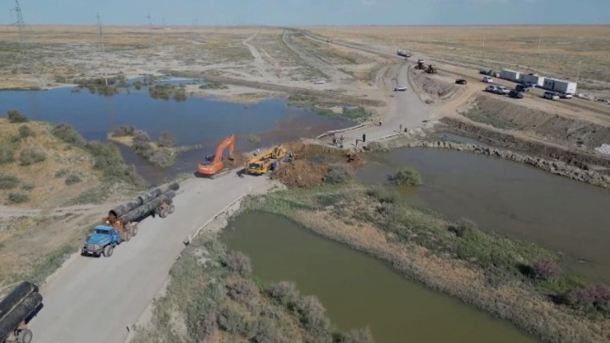 «Атырау-Астрахань» тасжолының астынан су өткізгіш құбыр салынды
