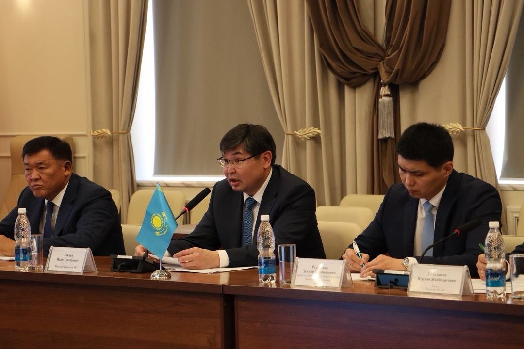 Қаржы министрі Қырғызстанға жұмыс сапарымен барды  