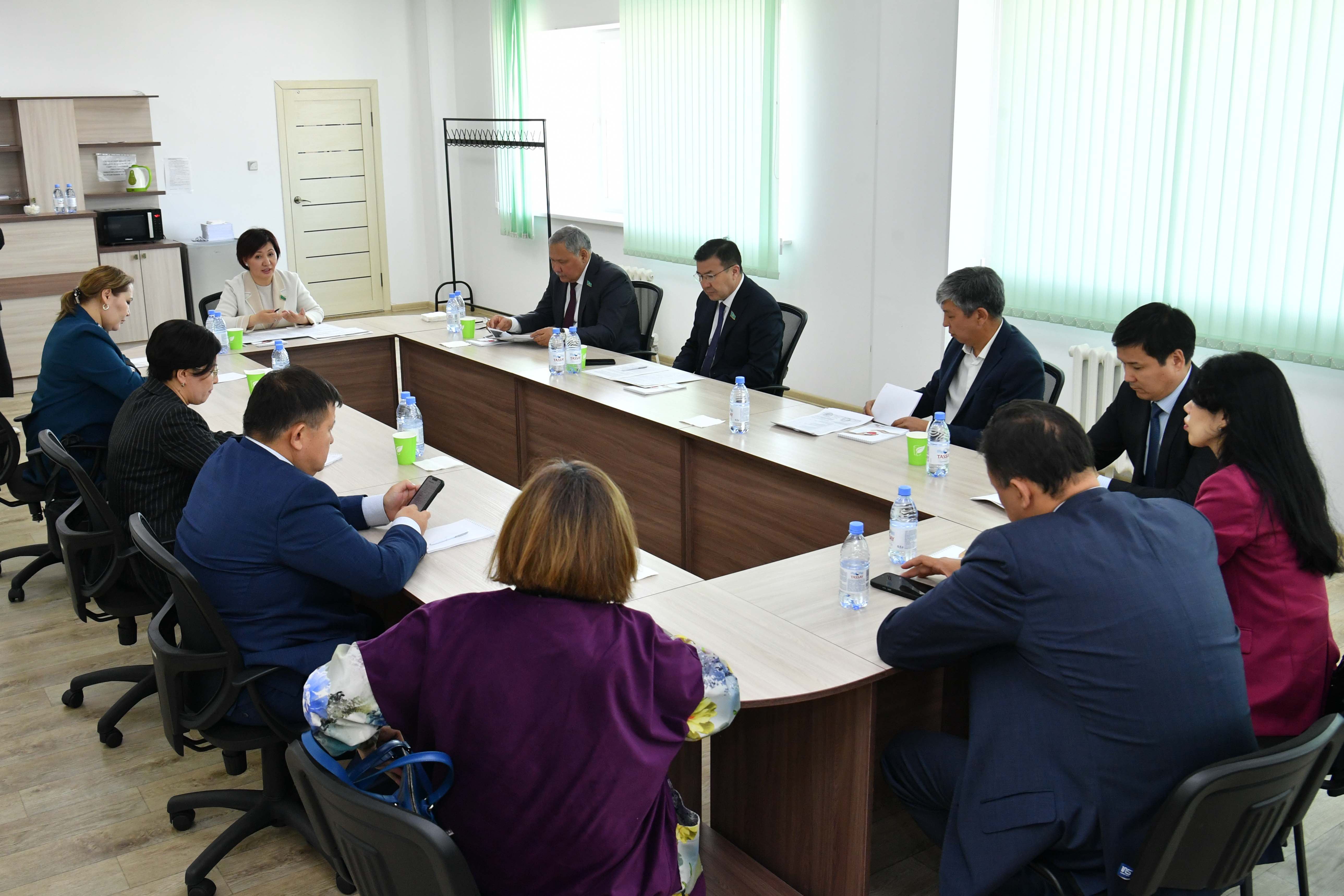 Сенаторлар медициналық бұйымдар шығаратын кәсіпорынның жұмысымен танысты