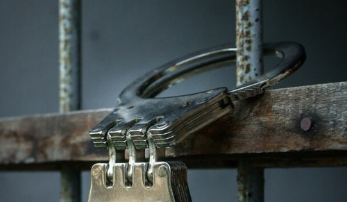 Полицейлердің ұйықтап қалғанын пайдаланып, екі айыпталушы камерадан қашып кетті