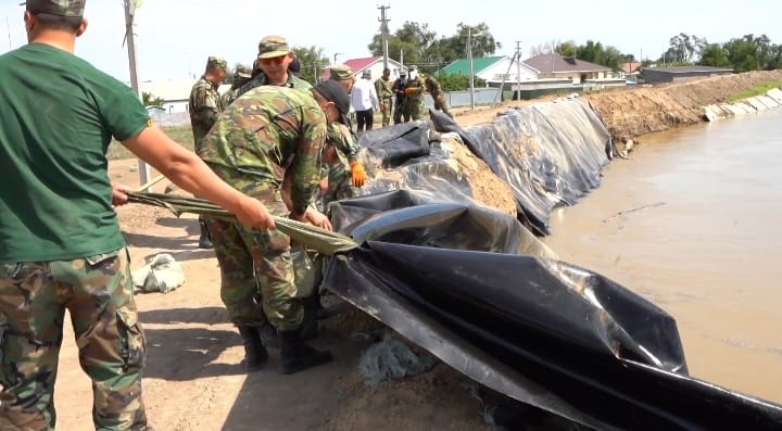 Тасқын: Атырау маңындағы бөгеттің бір бөлігін су шайып кетті