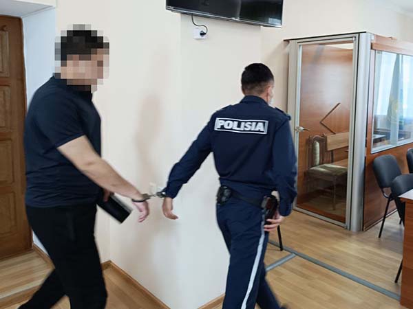 «Сыммен тұншықтырған»: Қостанайда әйелін өлтірген полицей 9 жылға сотталды