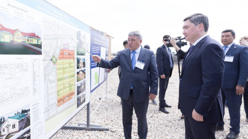 Олжас Бектенов су тасқынынан зардап шеккендерге салынып жатқан үй құрылысын тексерді