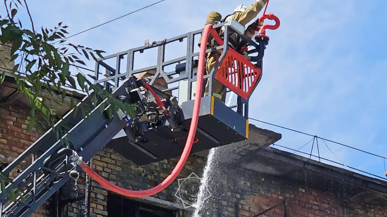 Таразда көпқабатты үйден өрт шықты: 10 адам эвакуацияланды