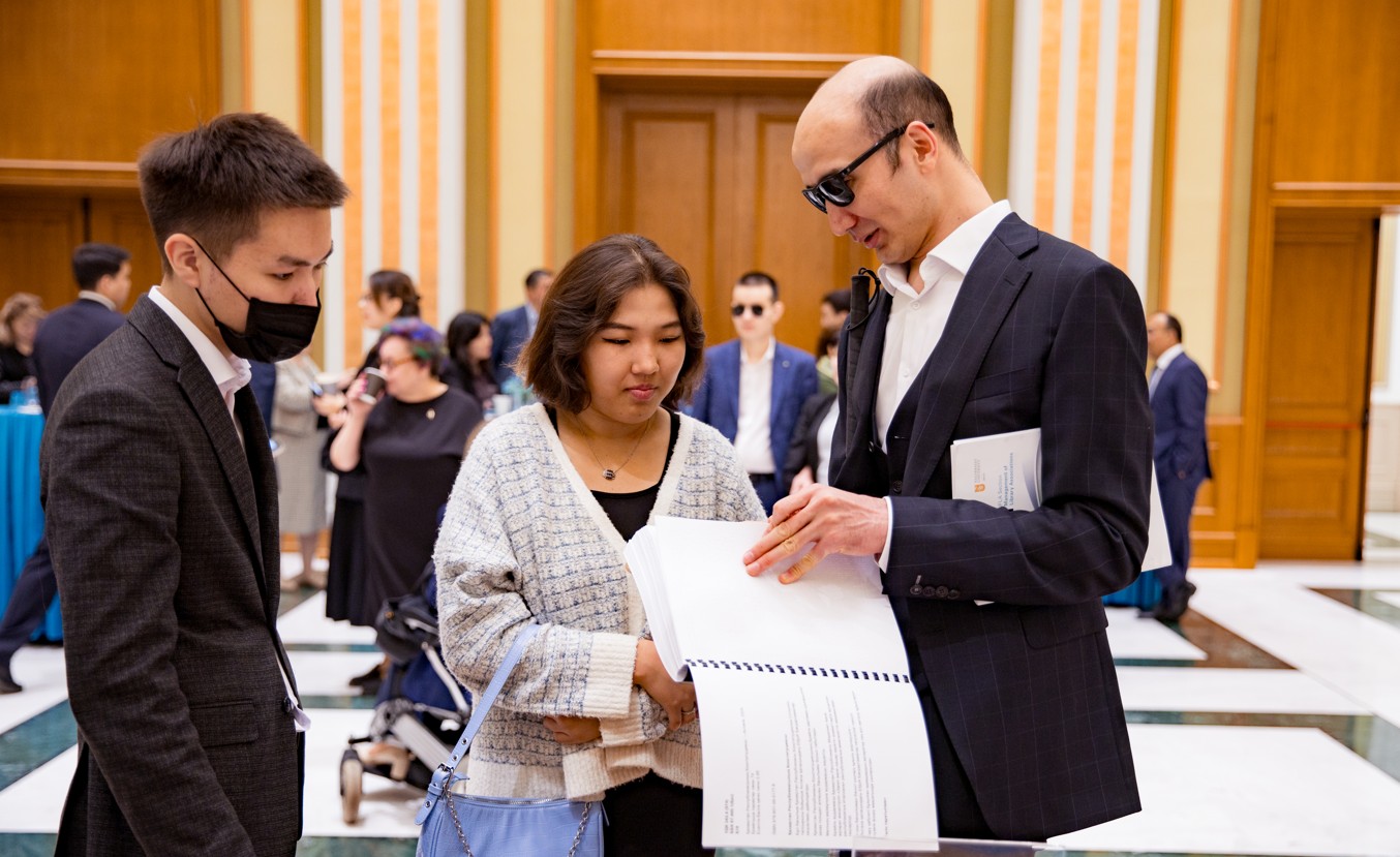 Ата заң Брайль қарпінде