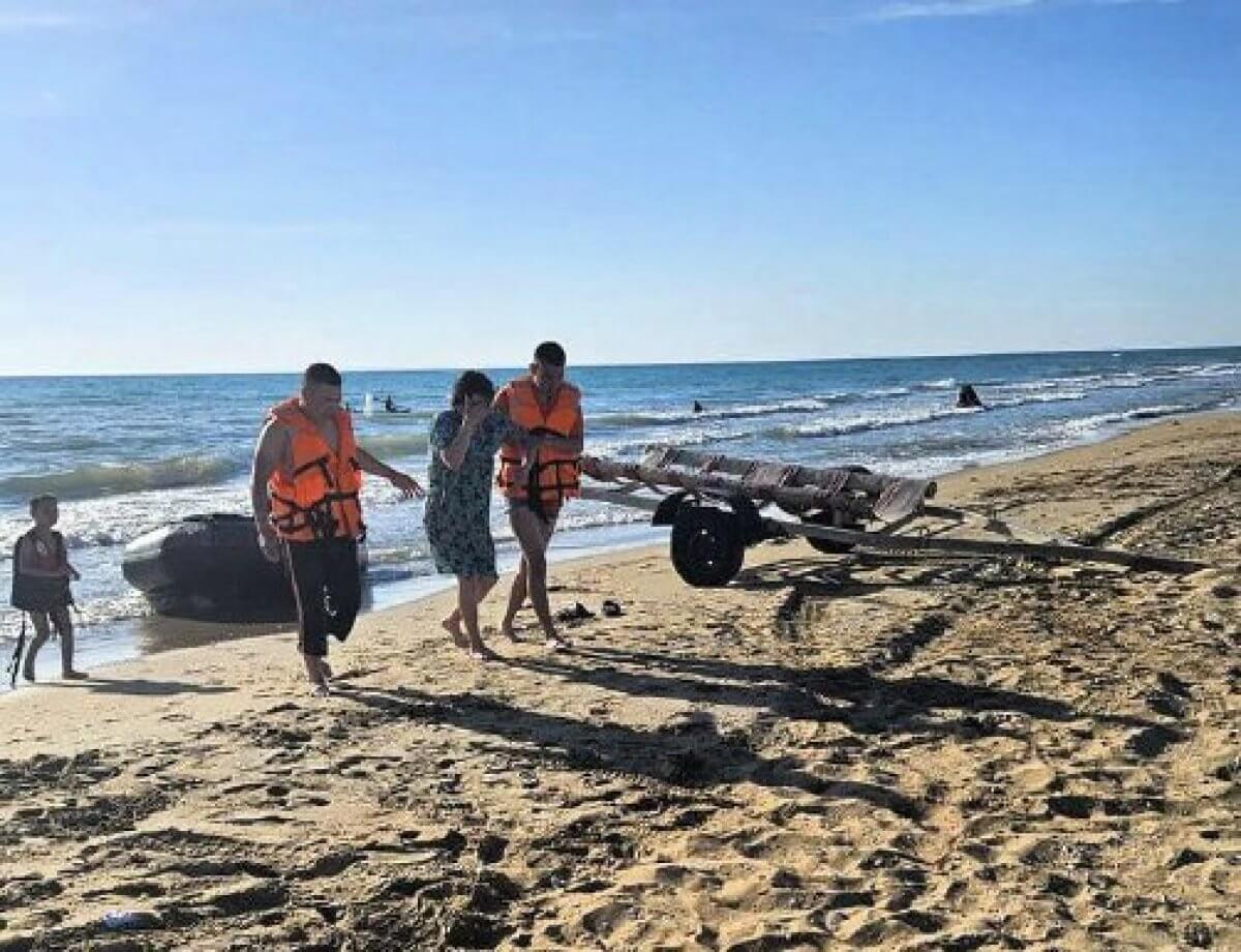 Каспий теңізіне батып кете жаздаған әйел құтқарылды