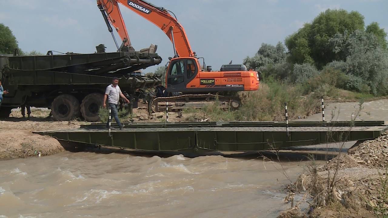Шымкентте әскерилер Бадам өзені арқылы өтетін көпір салды