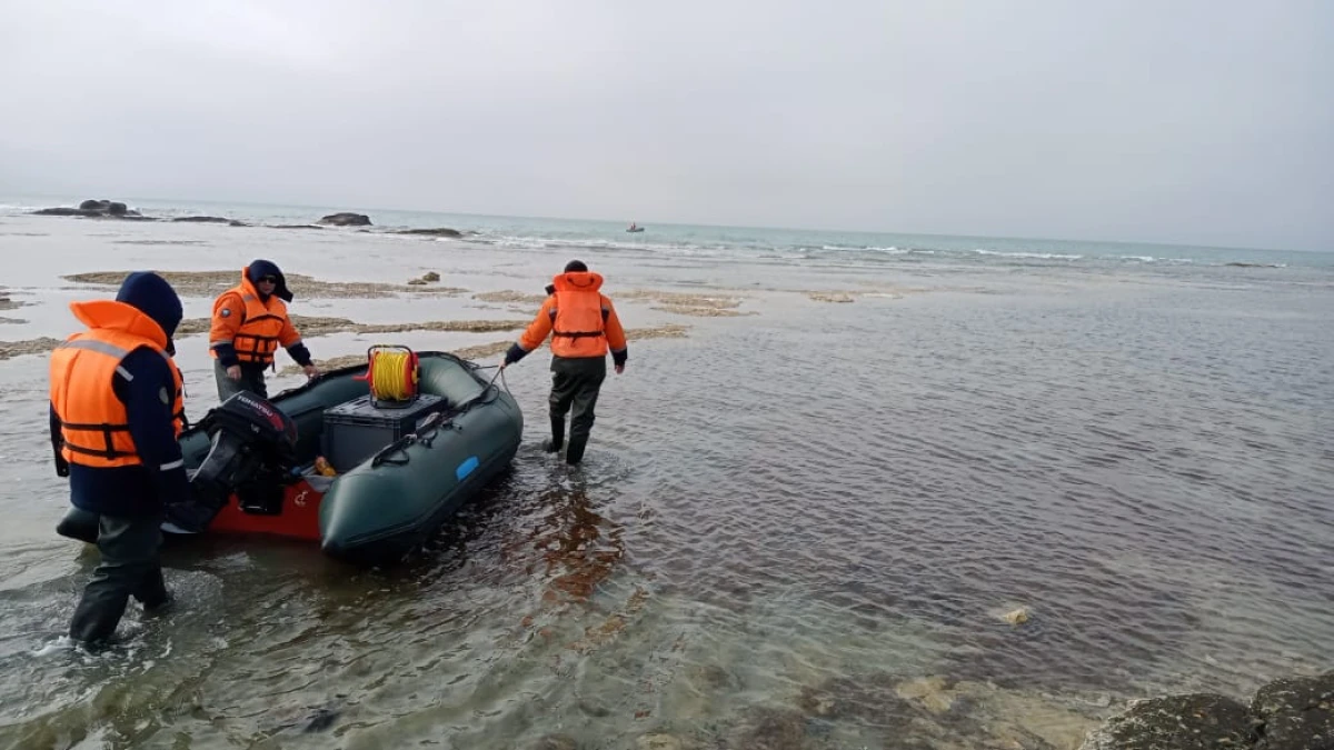 «8 сағат суда болған». Каспий теңізінде ағын алып кеткен 2 адам құтқарылды