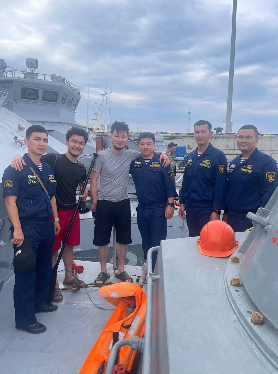 Әскери теңізшілер ашық теңізге шығып кеткендерді аман алып қалды