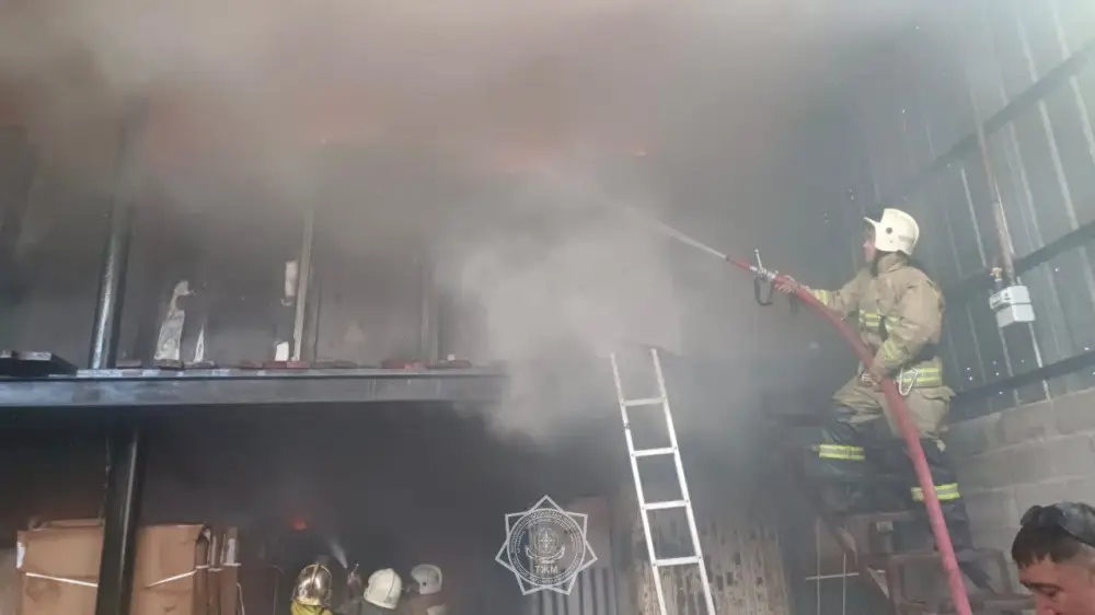 Алматыда қойма өрті іргелес нысандарға қауіп төңдірді