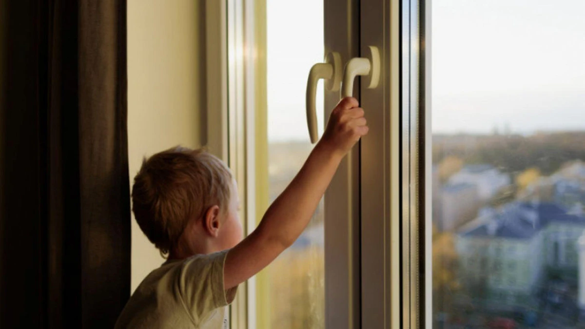 Атырауда 3 жасар бала 10 қабаттан құлады