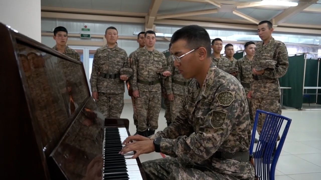 Өнерлі сарбаз әскери қызметшілерді қуантып жүр