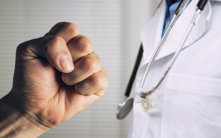 Ақтөбеде науқас адам дәрігерлерді ұрып-соққан