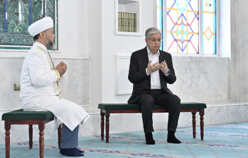 Президент Әзірет Сұлтан мешітіне барды