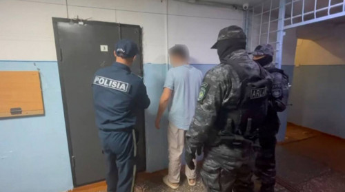 СҚО-да ер адам полиция қызметкеріне шабуыл жасады (видео)