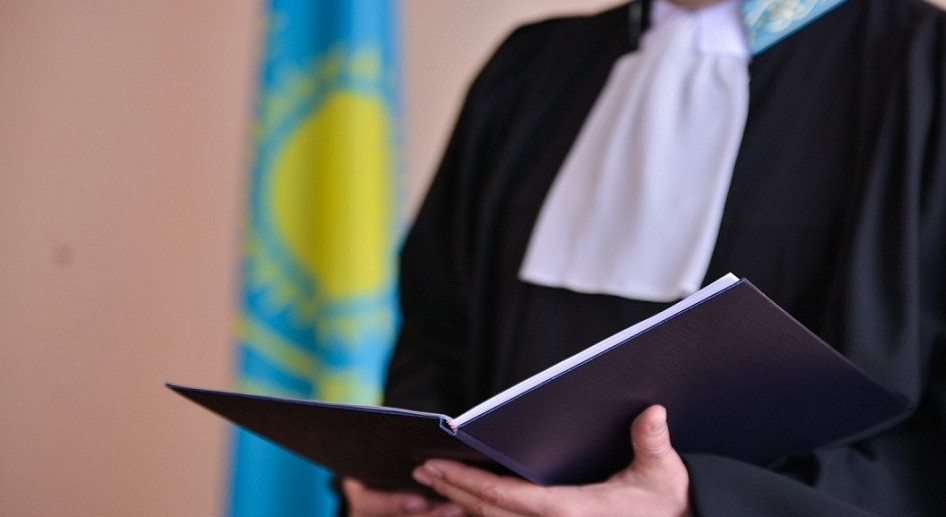 «Әйелінің омыртқасын сындырған». Атырауда бұрынғы аудан әкімі сотталды