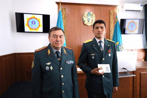 Жас жігітті судан аман алып шыққан полицей марапатталды