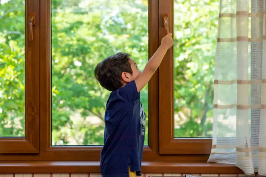 Соңғы екі жылда 73 бала терезеден құлап кеткен