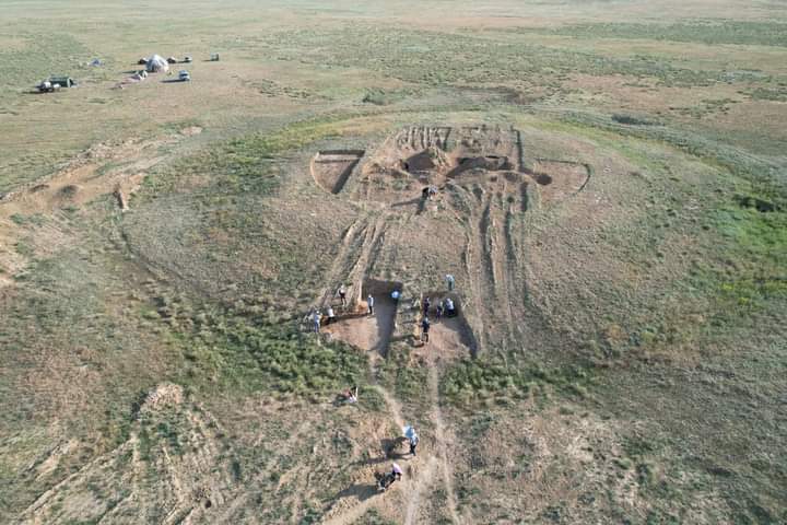 Көне қорғандағы қазба