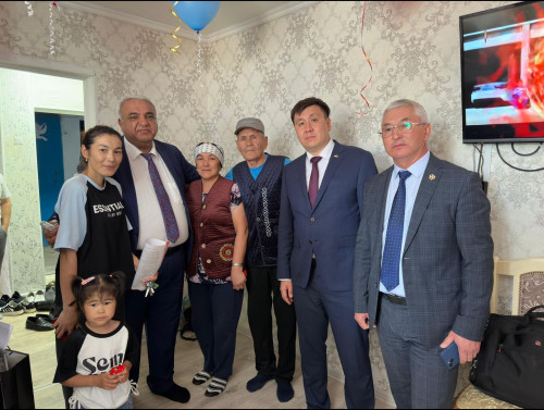 Су тасқынынан зардап шеккендерге қолдау: Қостанайлық отбасы жаңа пәтерге ие болды