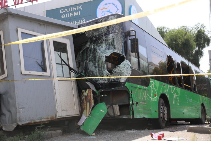 Алматыдағы автобус апаты: 1 адам көз жұмды