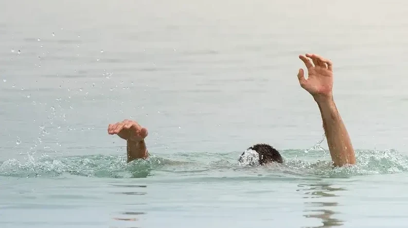 Павлодарда  суға батып бара жатқан ер адам құтқарылды