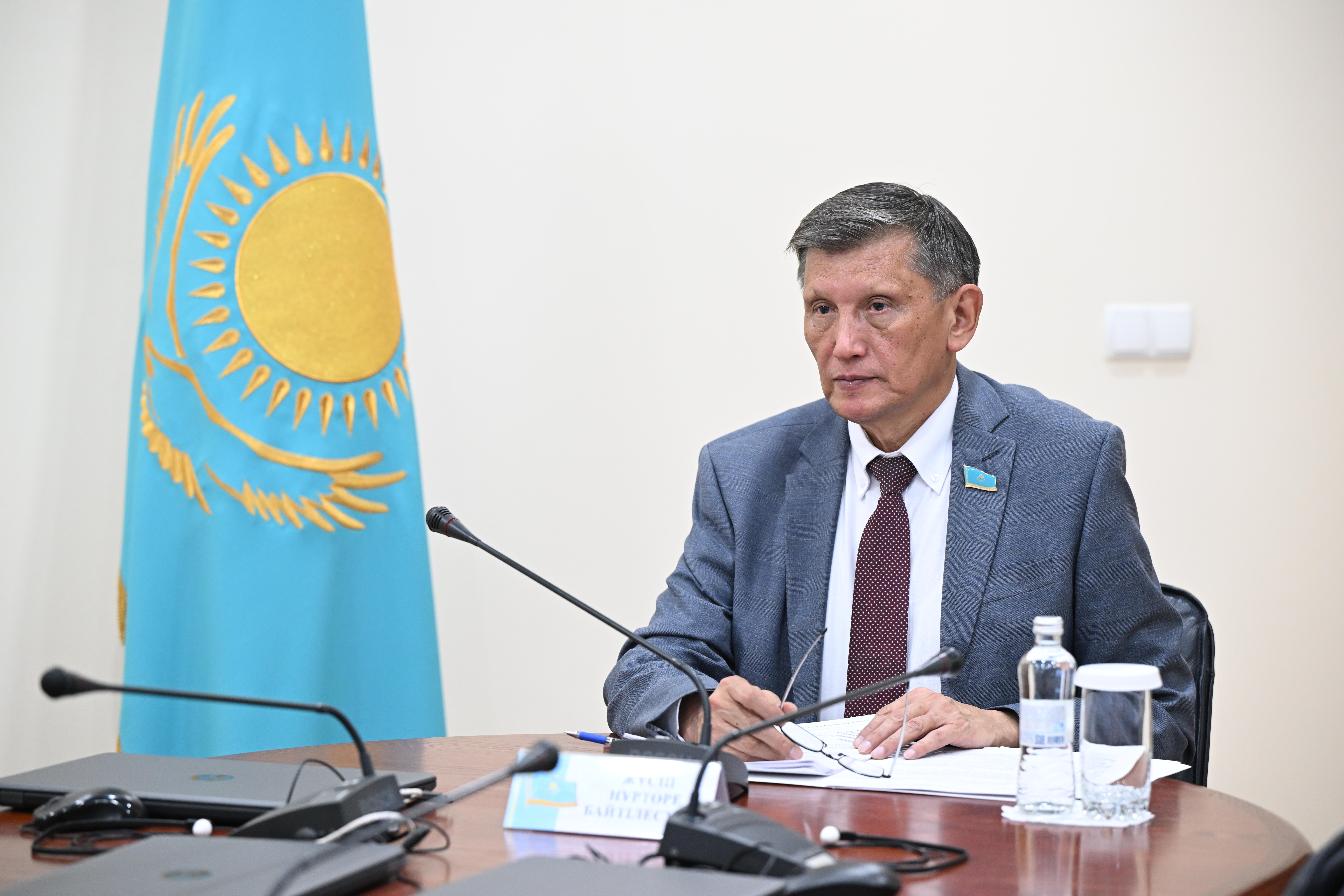 Мемлекеттік қызметшілерге еңбекақы төлеуде үлкен алшақтық байқалады - сенатор