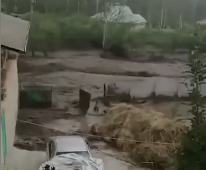 Қырғызстанда сел жүрді: 5 адам қаза тауып, ондаған аула су астында қалды
