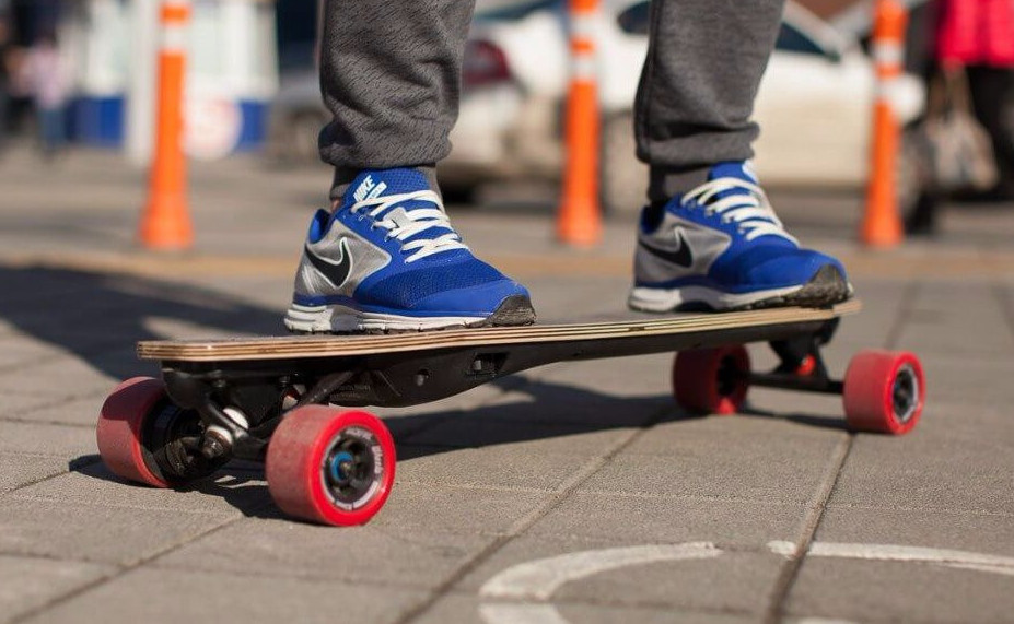 Ақтауда скейтбордпен баланы қағып кеткен тұрғын сотталды