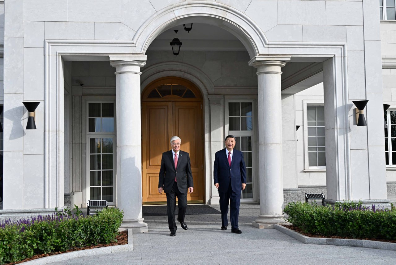 Қасым-Жомарт Тоқаев пен Си Цзиньпин достық рәуіште кездесу өткізді