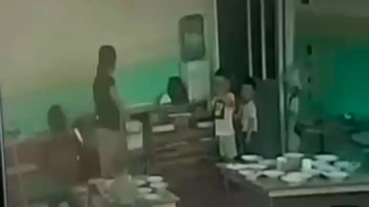 Павлодарда балабақша тәрбиешісінің балаларды ойыншықпен ұрып-соққан сәті видеоға түсіп қалған