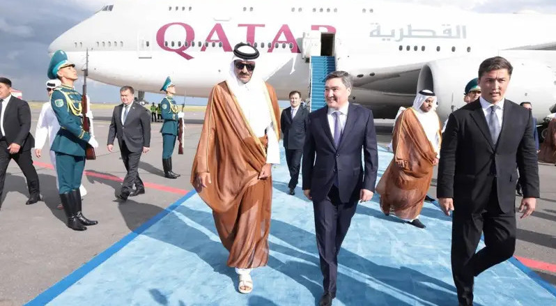 Үкімет басшысы Қатар Әмірін елорда әуежайында қарсы алды