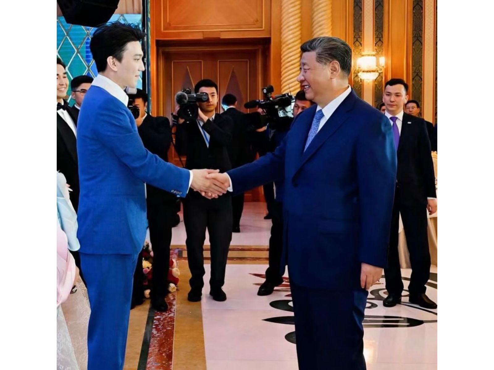 Димаш Құдайберген Си Цзиньпинмен түскен суретін жариялады