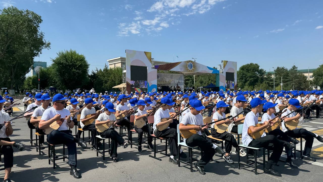 Бір мезетте мың адам күй тартты