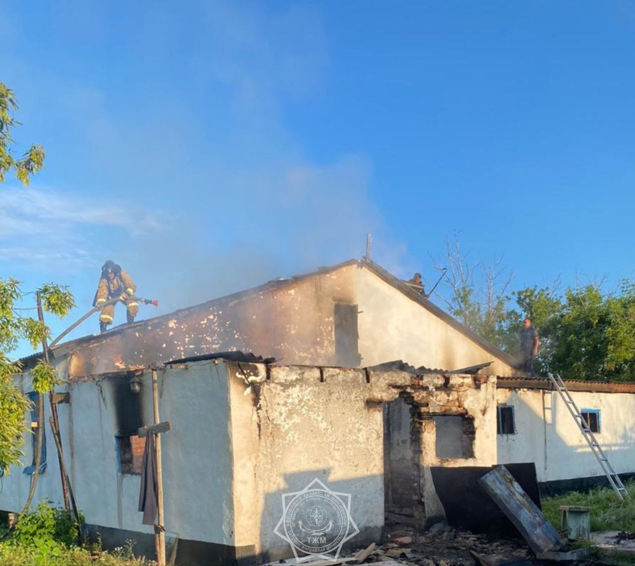 Ақмола облысында жеке тұрғын үйге іргелес ғимараттың шатыры өртенді