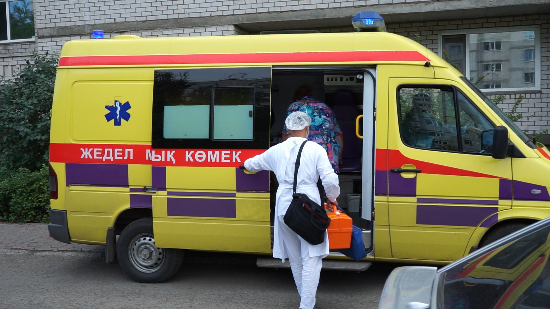 Ақтауда белгісіз біреу жедел жәрдем қызметкерін ұрып кеткен