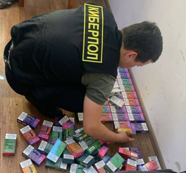 Алматы полицейлері құны 2 млн теңгенің вейптерін тәркіледі