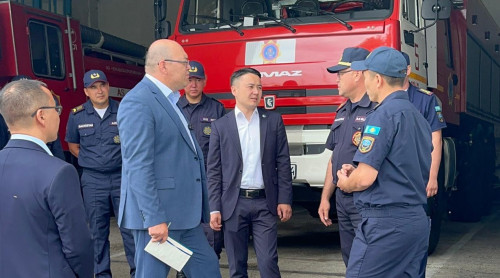 Депутат Павлодар облысының құтқарушы, өрт сөндірушілерімен кездесті