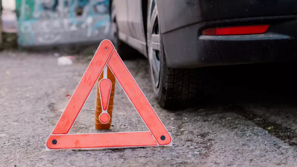 Алматыда мопед мінген бала көлікке соғылды (видео)