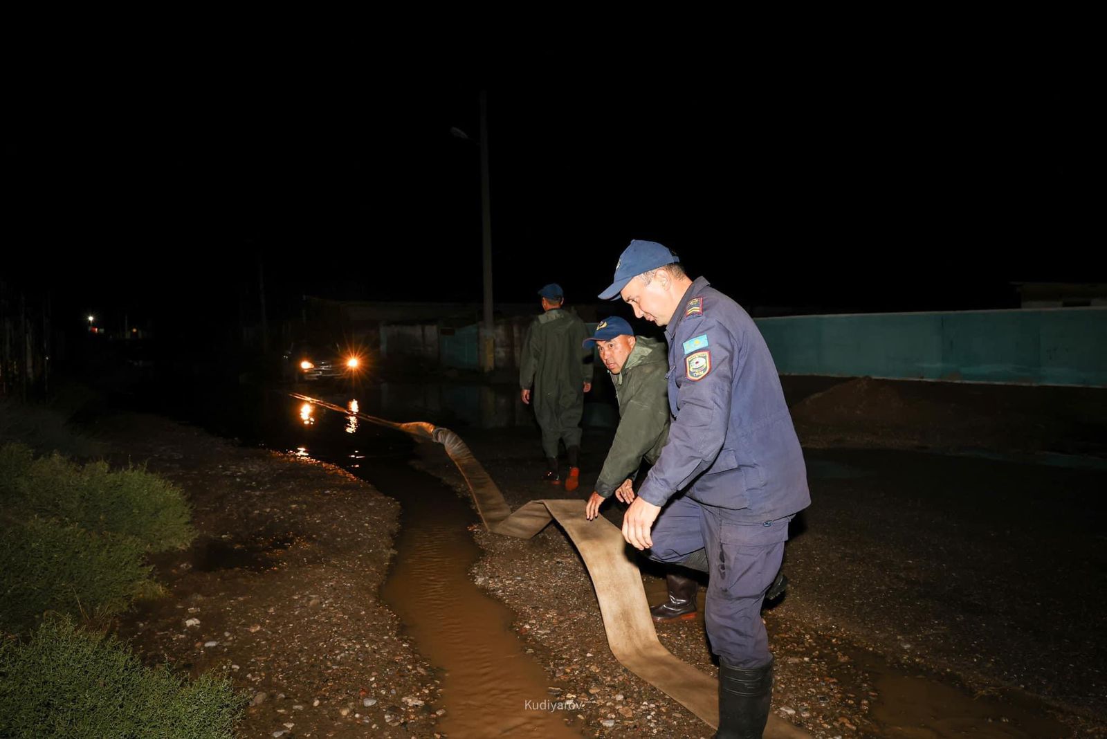 Жамбыл облысының әкімі су алған аулаларды аралады